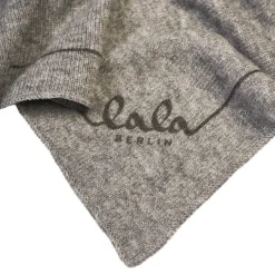 Lala Berlin tørklæde - Triangle Solid Logo M city middlegrey melange