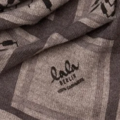 Lala Berlin tørklæde - Triangle Trinity Classic M stradivari dark brown melange