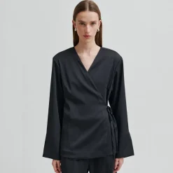 Second Female bluse - Glari Wrap black sand